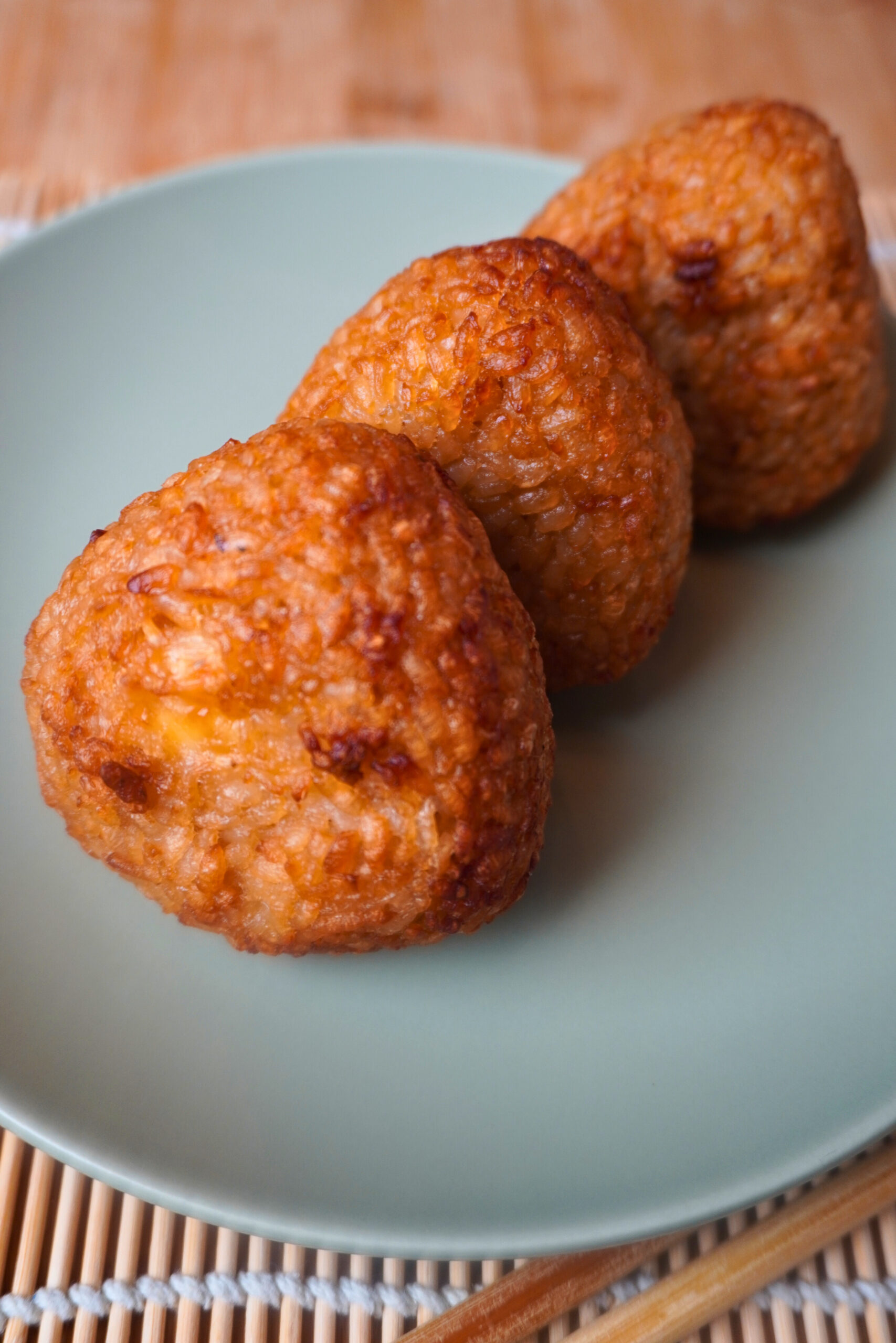 japanische reisbällchen yaki onigiri mit käse füllung