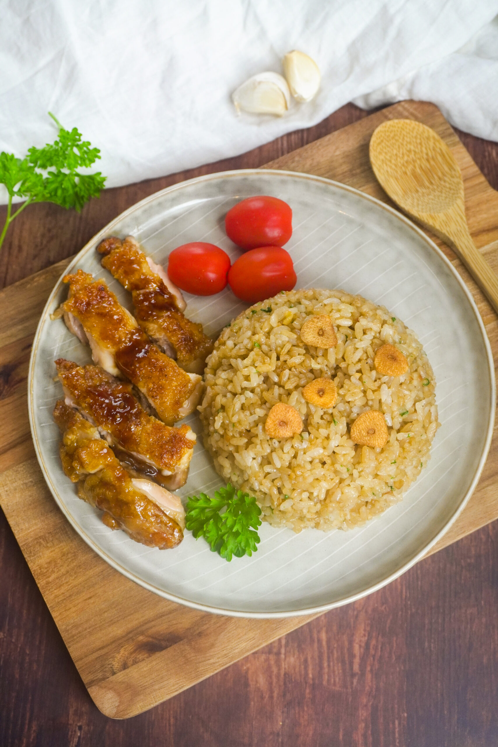 reis mit knoblauch und petersilie nach japanischer art mit teriyaki chicken serviert