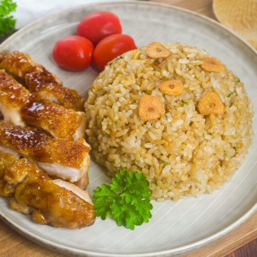 reis mit knoblauch und petersilie nach japanischer art mit teriyaki chicken serviert