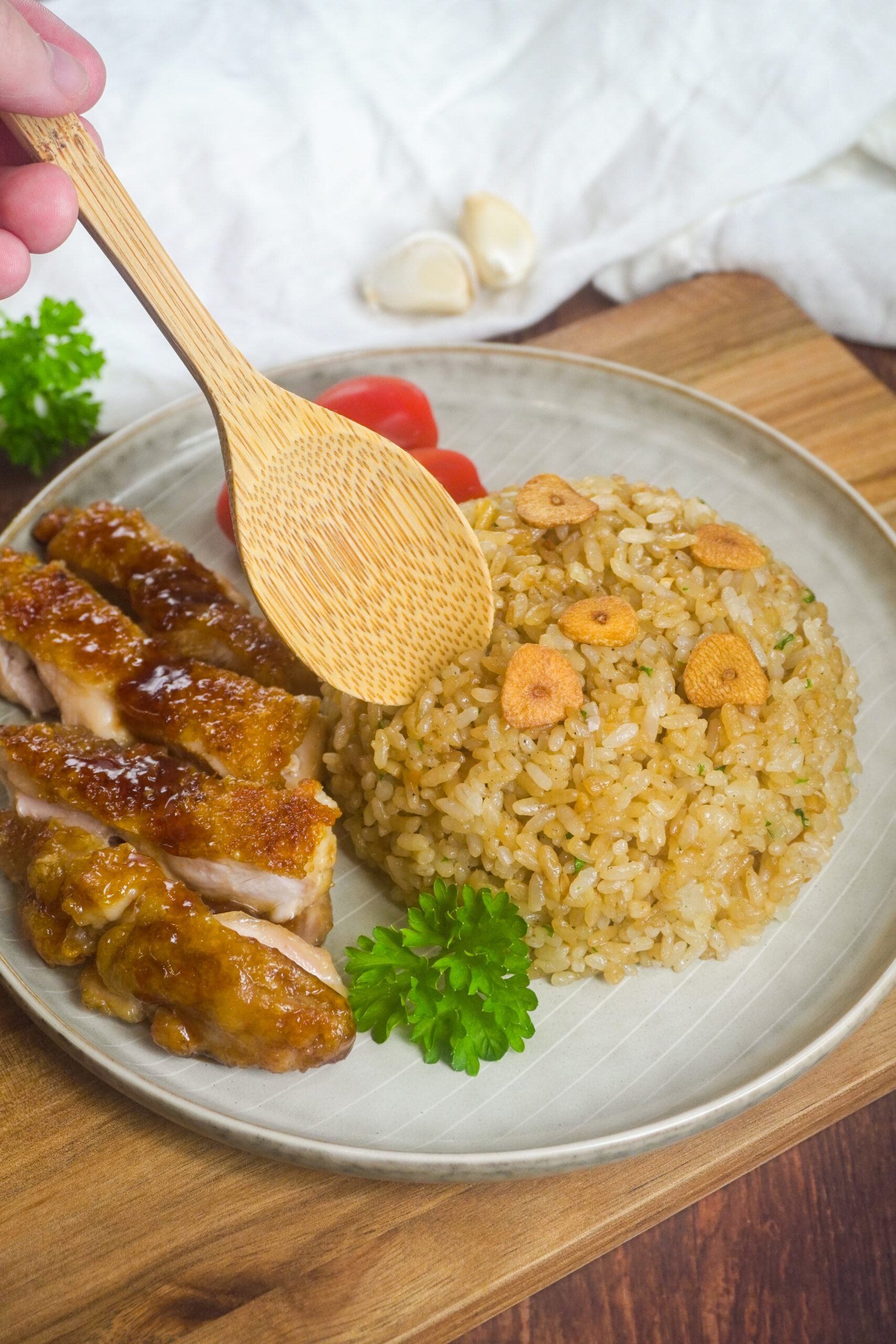 reis mit knoblauch und petersilie nach japanischer art mit teriyaki chicken serviert