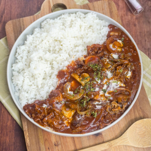 japanischer eintopf hayashi rice mit rindfleisch zwiebeln pilzen und reis