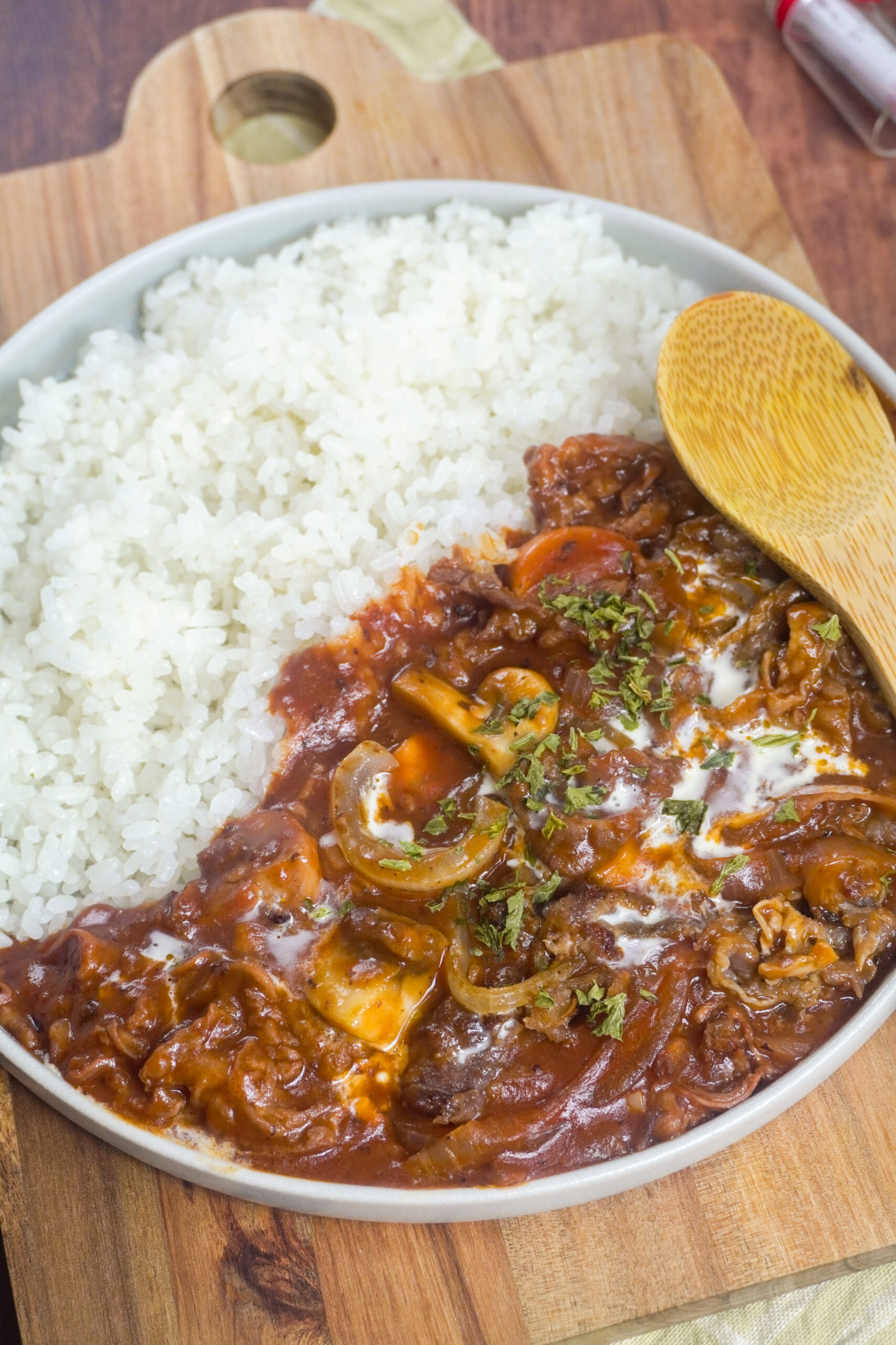 japanischer eintopf hayashi rice mit rindfleisch zwiebeln pilzen und reis