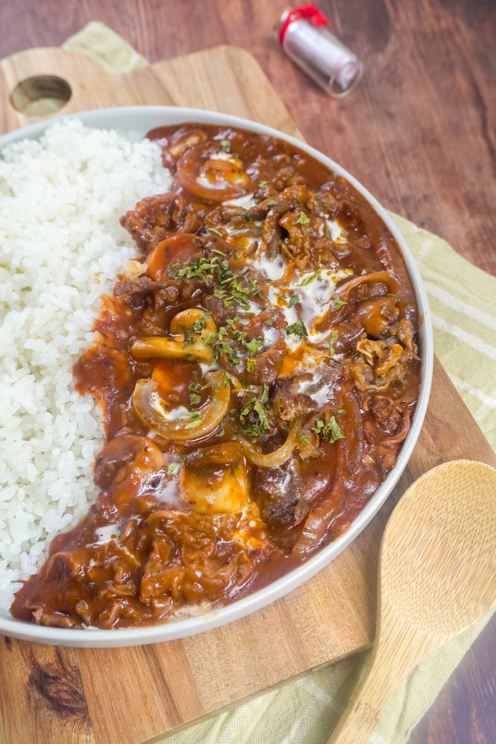 japanischer eintopf hayashi rice mit rindfleisch zwiebeln pilzen und reis