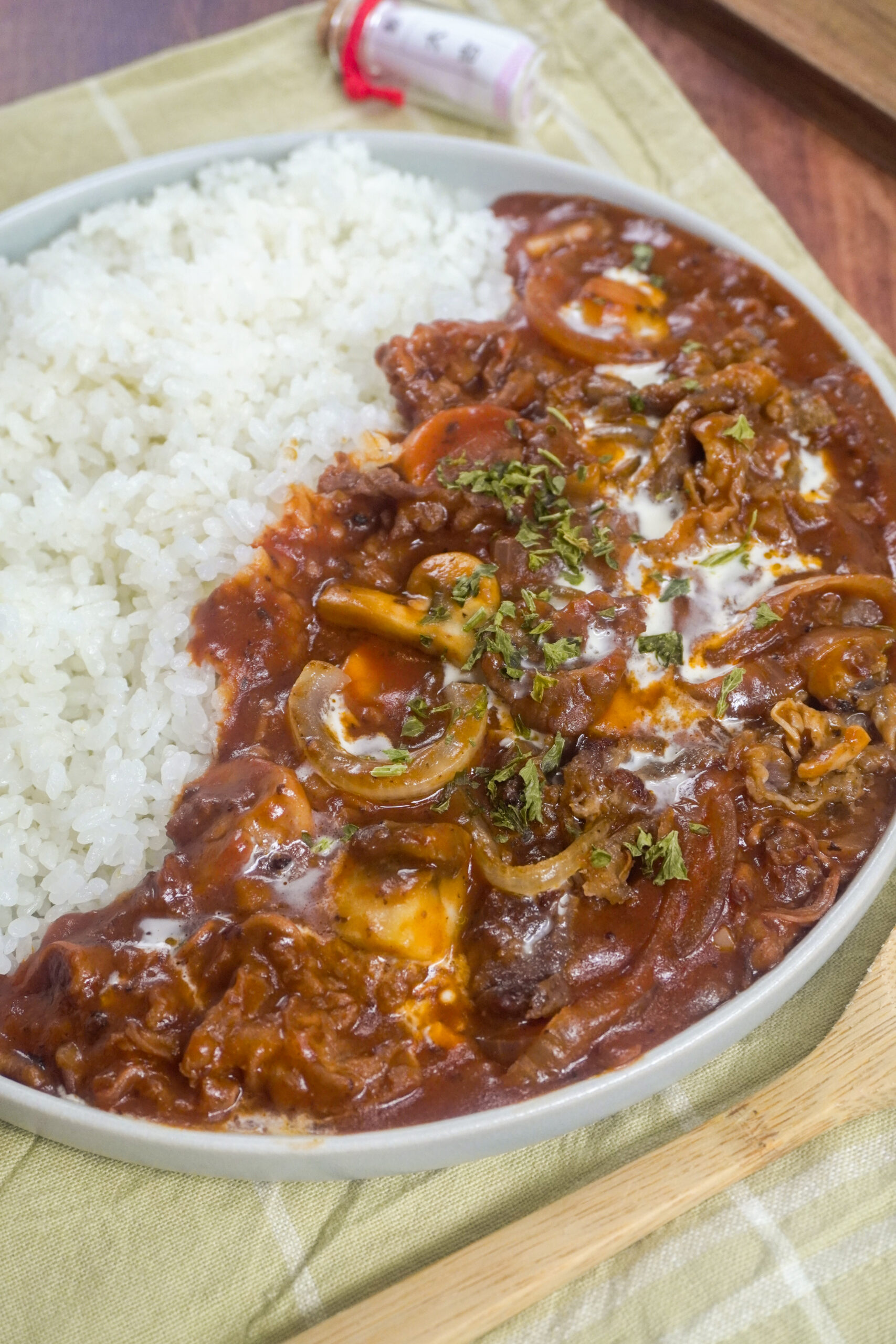 japanischer eintopf hayashi rice mit rindfleisch zwiebeln pilzen und reis