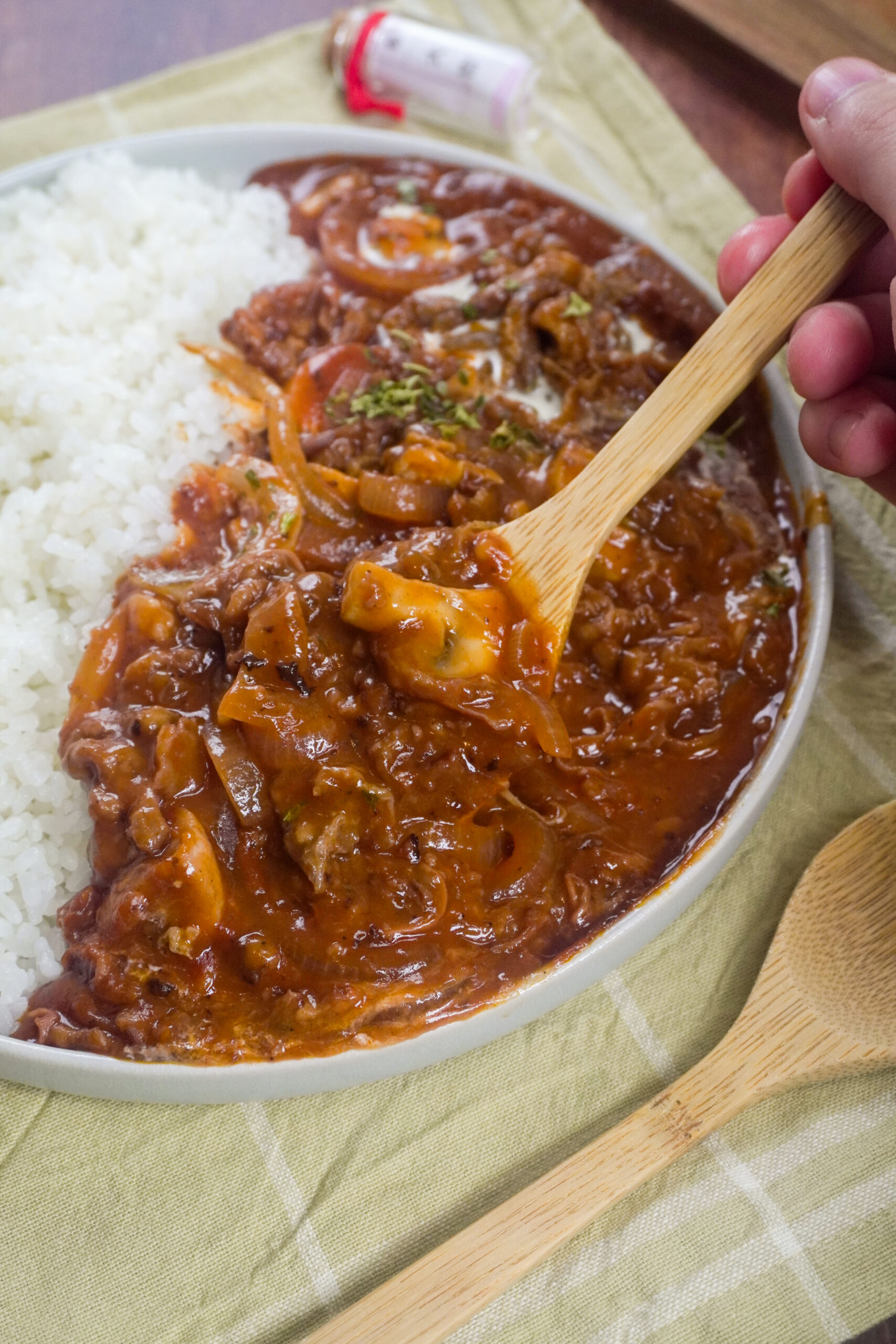 japanischer eintopf hayashi rice mit rindfleisch zwiebeln pilzen und reis