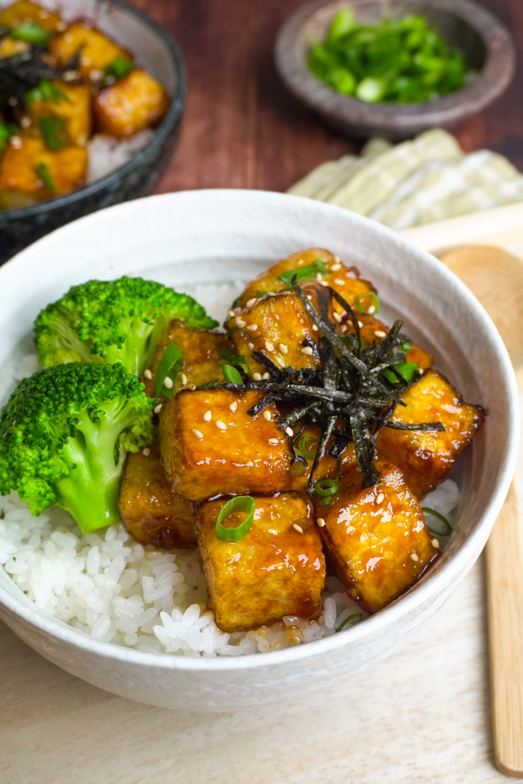 reis brokkoli und angebratener tofu mit sauce in einer schüssel