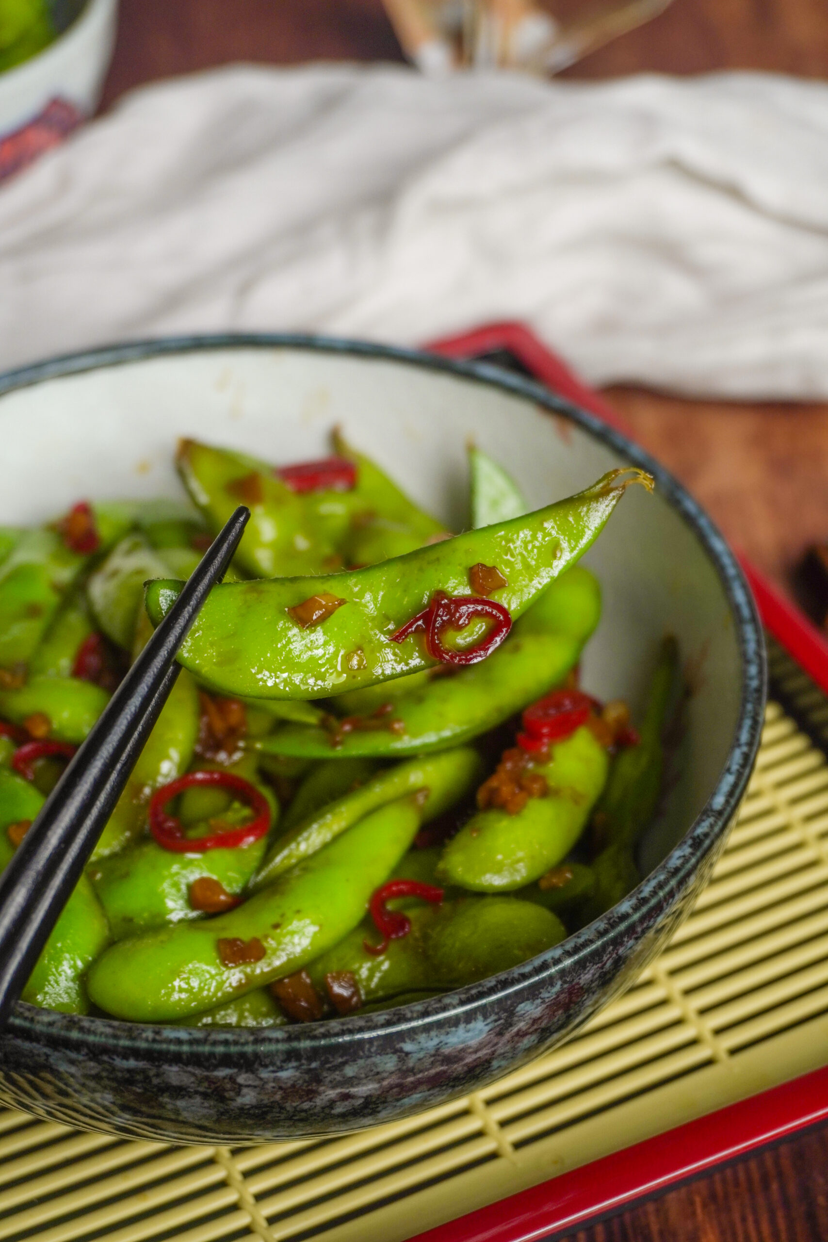 Edamame gewürzt mit Chili und Knoblauch in einer Schüssel.
